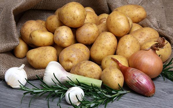 Non conservare patate e cipolle insieme - Frutta e verdura, le 12